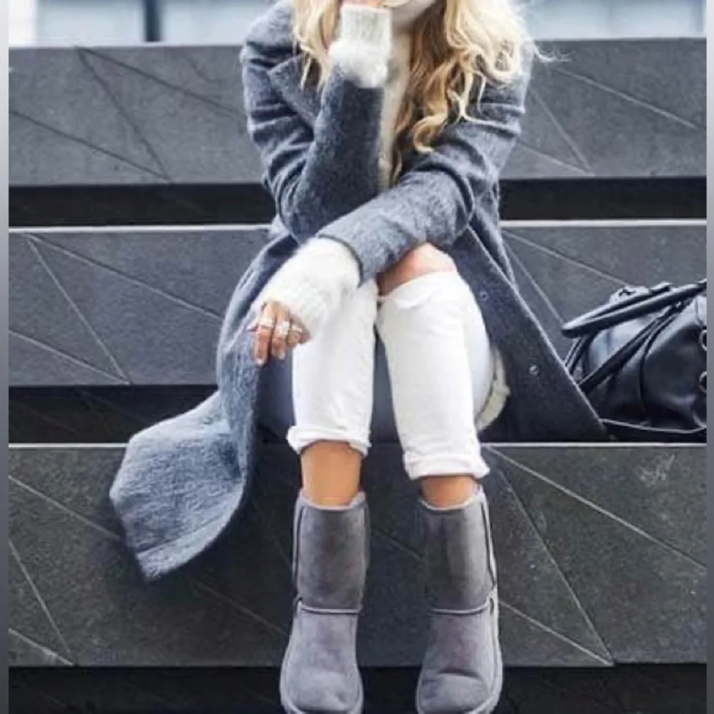 Women’s classic Short Gray UGG - Picture 4 of 10
